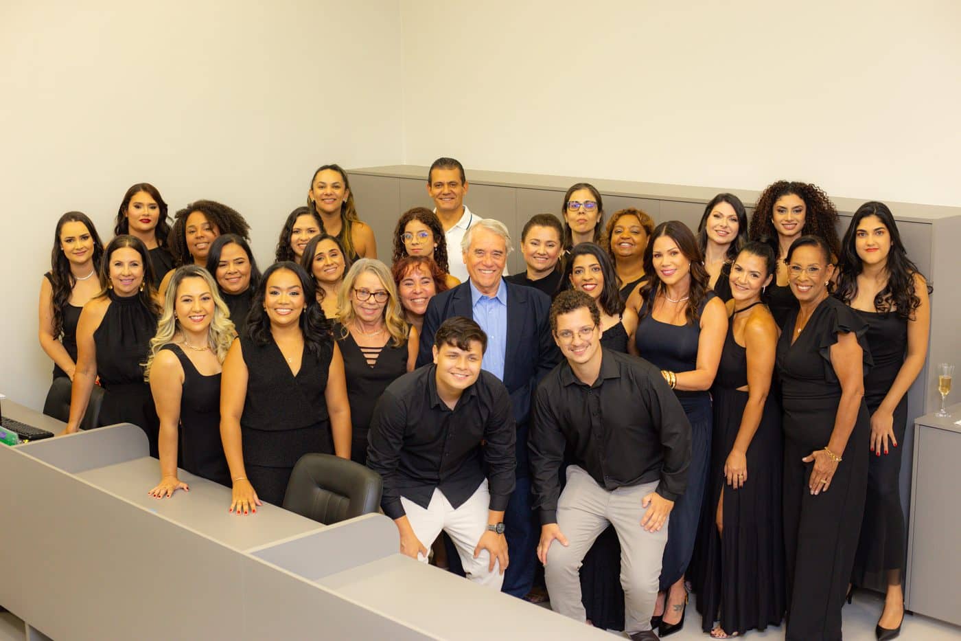 Equipe da Contábil Assessoria Empresarial reunida no escritório